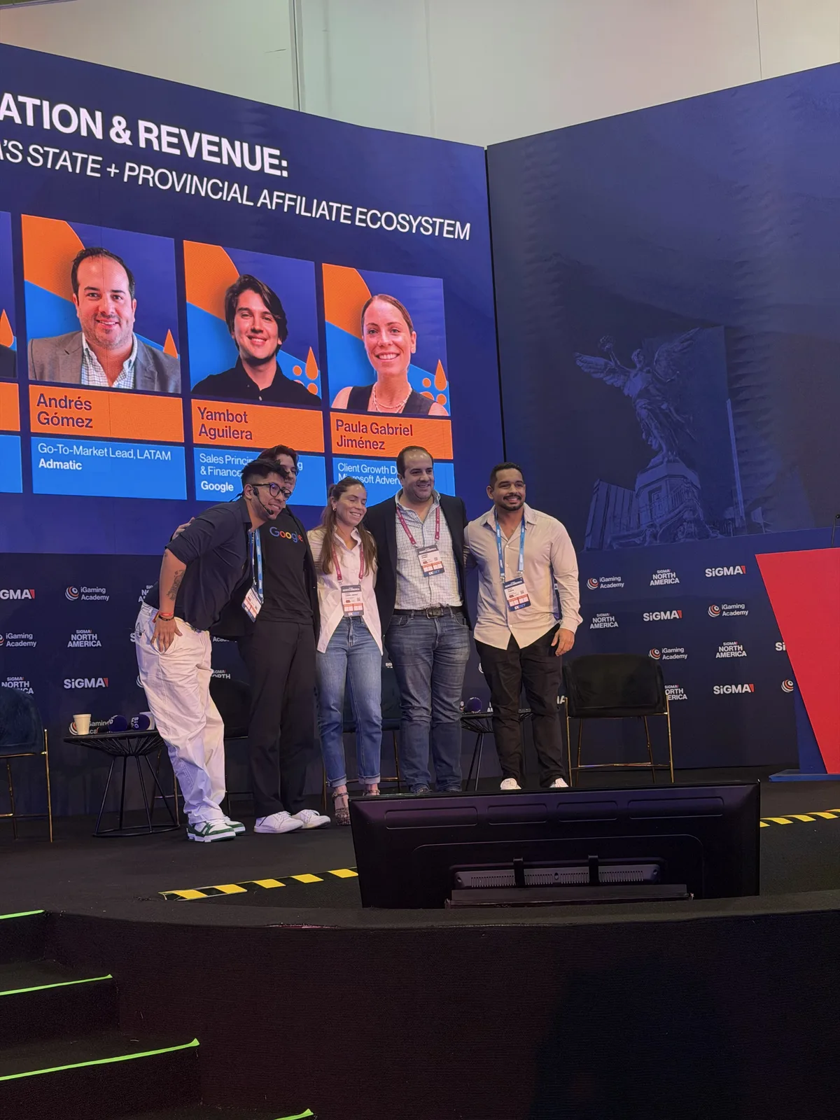 Guga Júnior com participantes do painel SiGMA North America