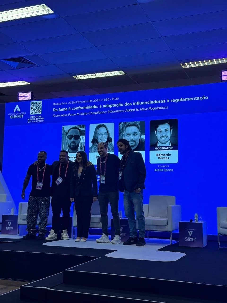 Guga Júnior com participantes do painel sobre influenciadores e regulação